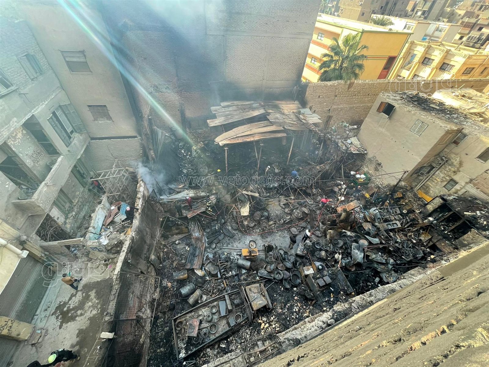 آثار حريق مخزن الخردة بالسيدة زينب (8)