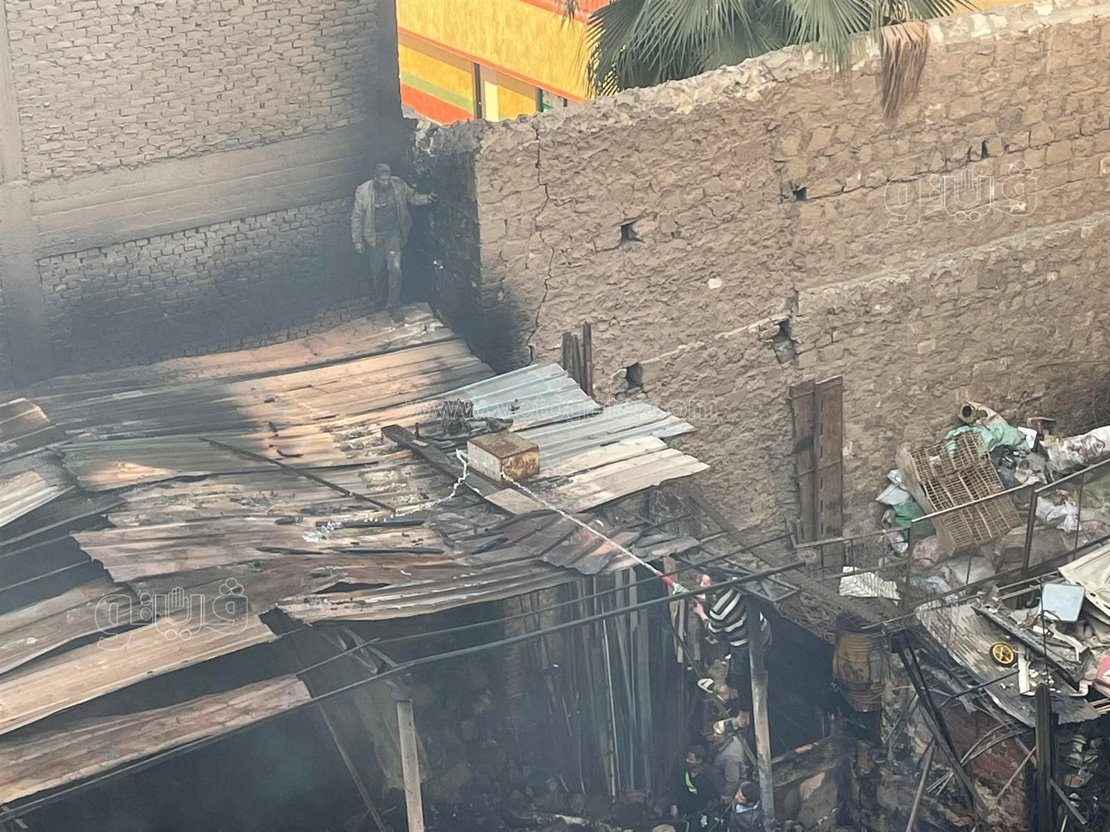 آثار حريق مخزن الخردة بالسيدة زينب (14)