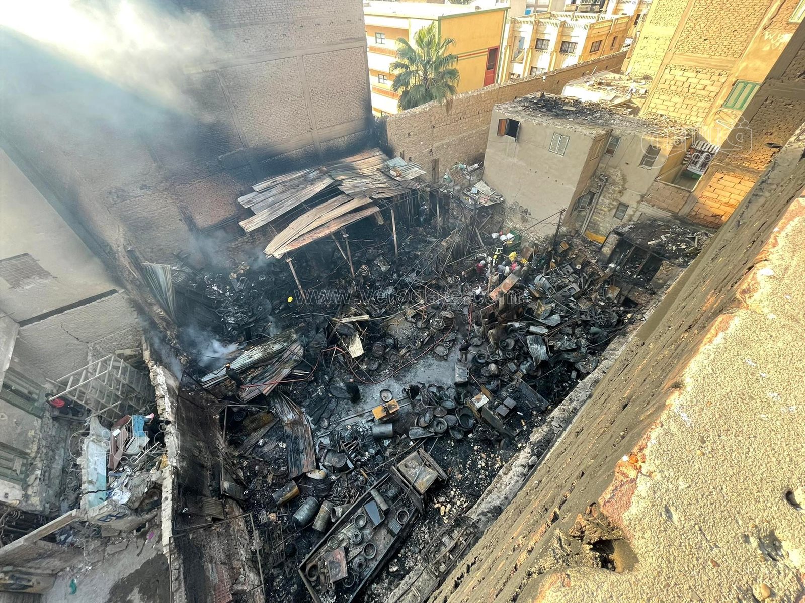 آثار حريق مخزن الخردة بالسيدة زينب (15)