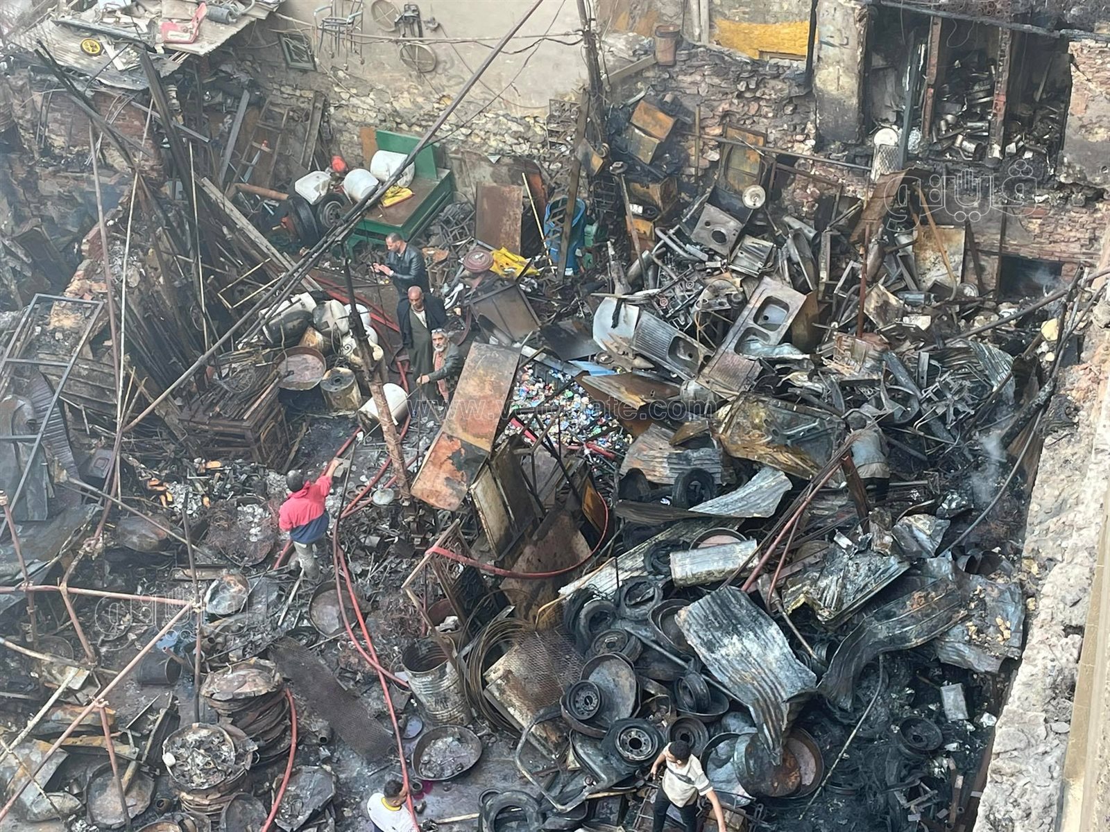 آثار حريق مخزن الخردة بالسيدة زينب (16)