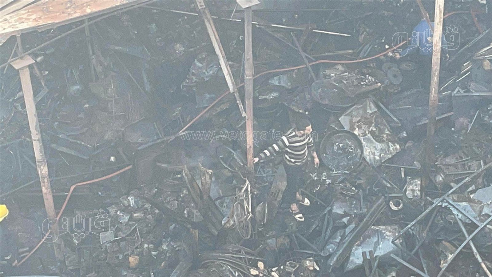 آثار حريق مخزن الخردة بالسيدة زينب (17)
