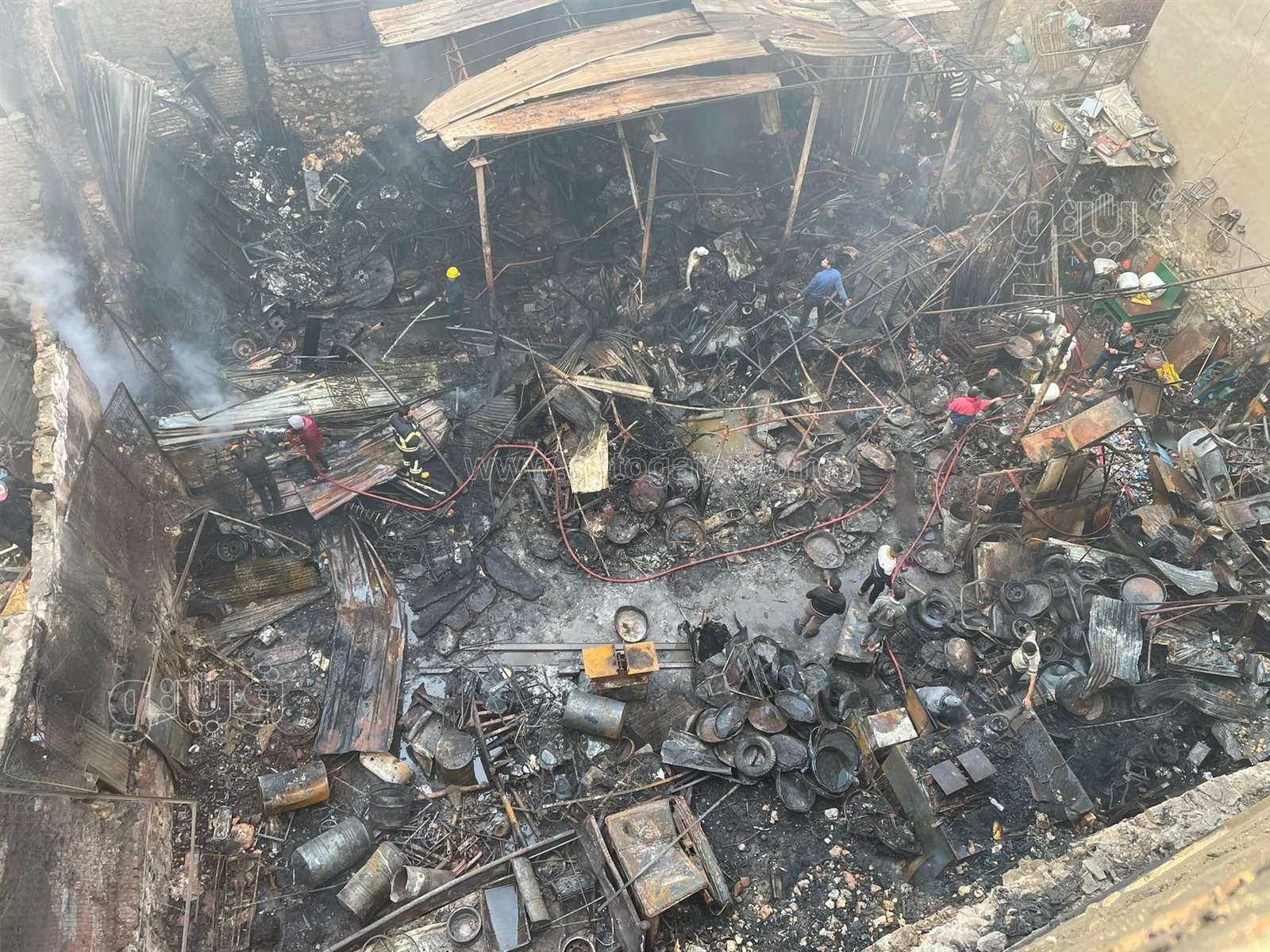 آثار حريق مخزن الخردة بالسيدة زينب (11)