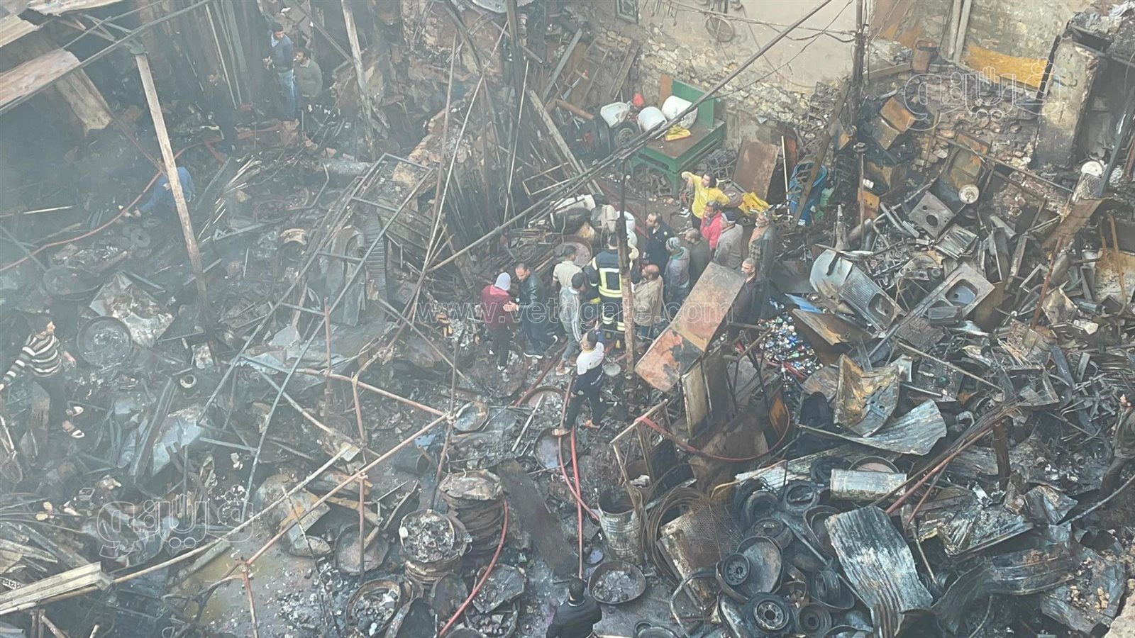 آثار حريق مخزن الخردة بالسيدة زينب (12)