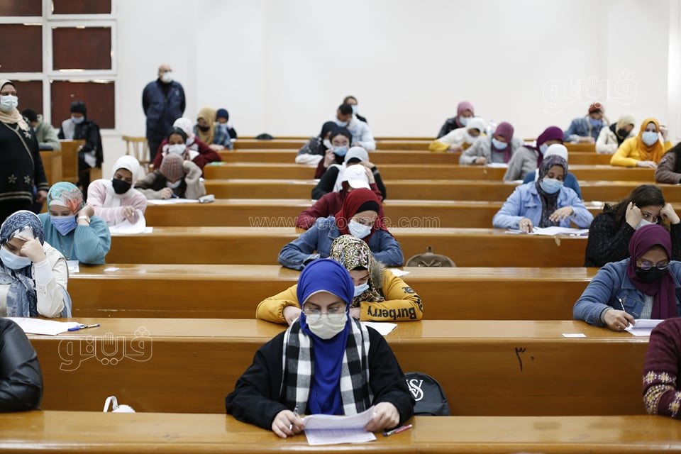 الامتحانات بكلية الآداب جامعة القاهرة (4)