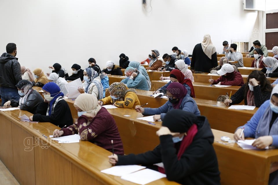 الامتحانات بكلية الآداب جامعة القاهرة (3)