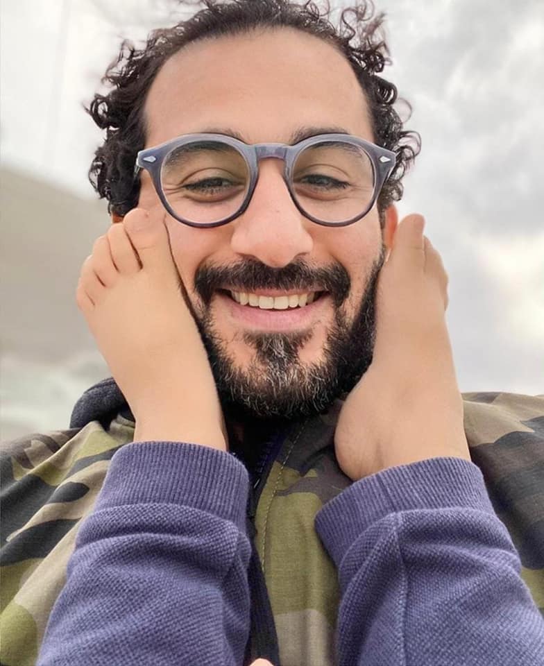 صورة طريفة لـ أحمد حلمي مع نجله