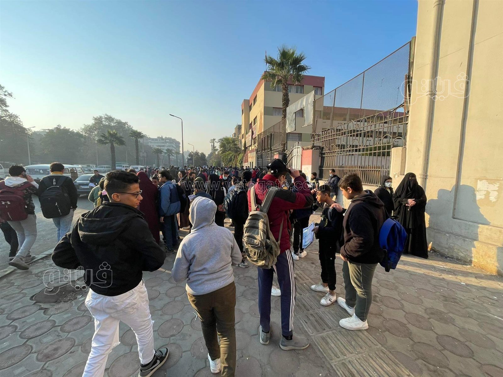 توافد طلاب أول ثانوي على مدرسة السعيدية لأداء امتحان اللغة العربية (1)