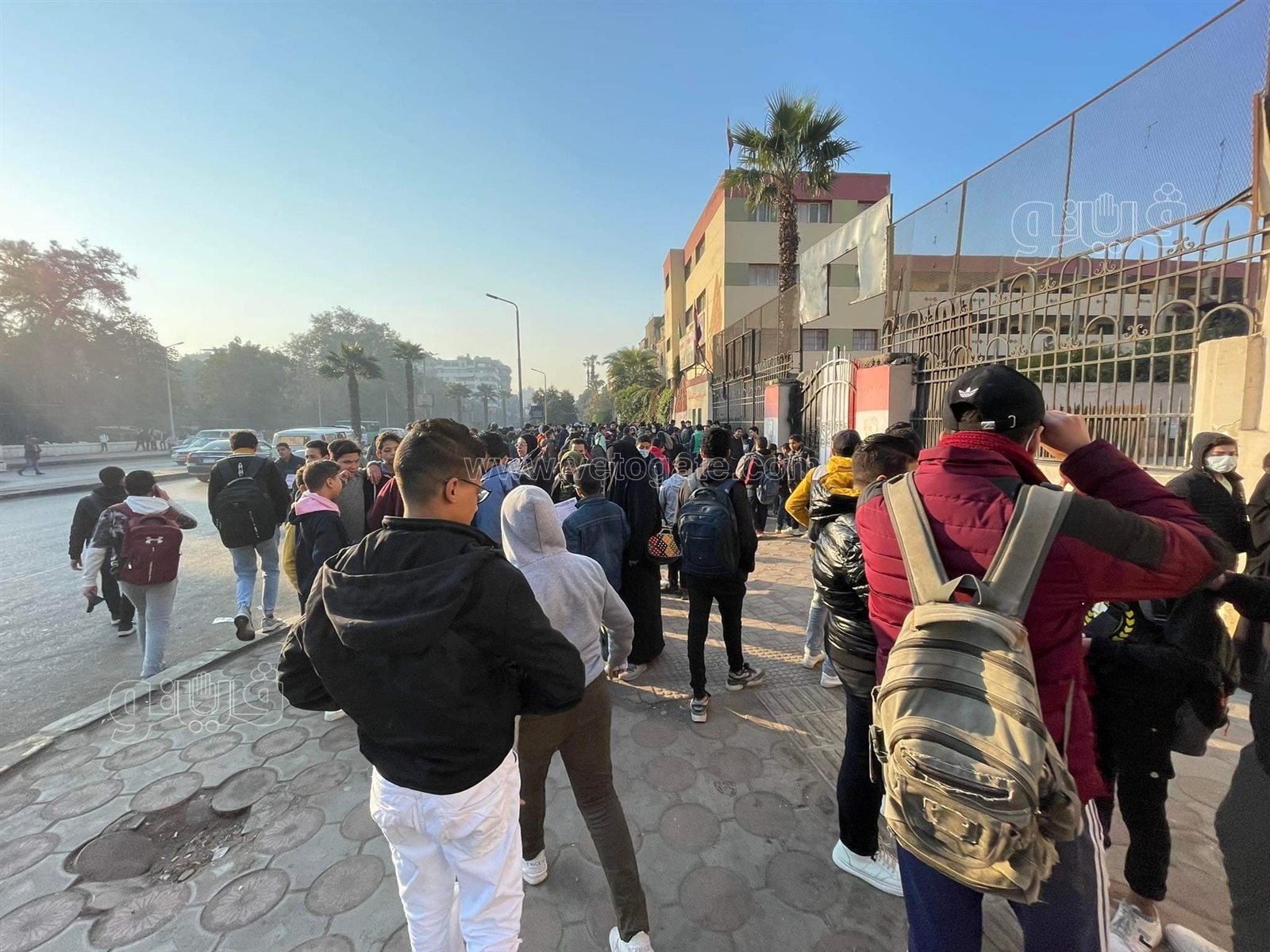 توافد طلاب أول ثانوي على مدرسة السعيدية لأداء امتحان اللغة العربية (2)