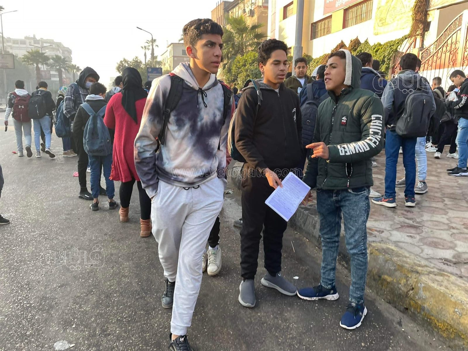 توافد طلاب أول ثانوي على مدرسة السعيدية لأداء امتحان اللغة العربية (4)