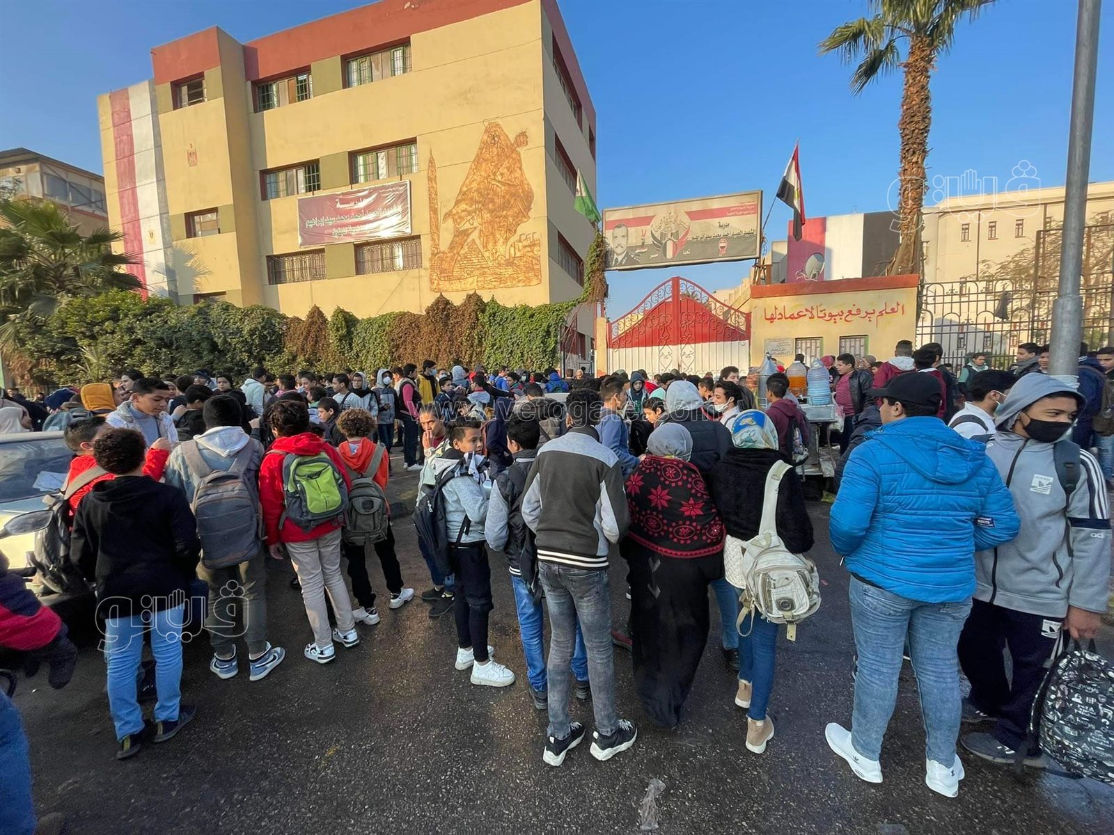 توافد طلاب أول ثانوي على مدرسة السعيدية لأداء امتحان اللغة العربية (5)