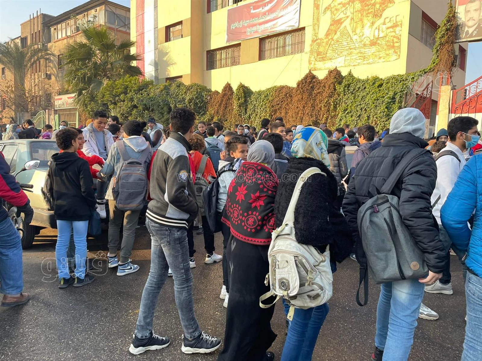 توافد طلاب أول ثانوي على مدرسة السعيدية لأداء امتحان اللغة العربية (9)