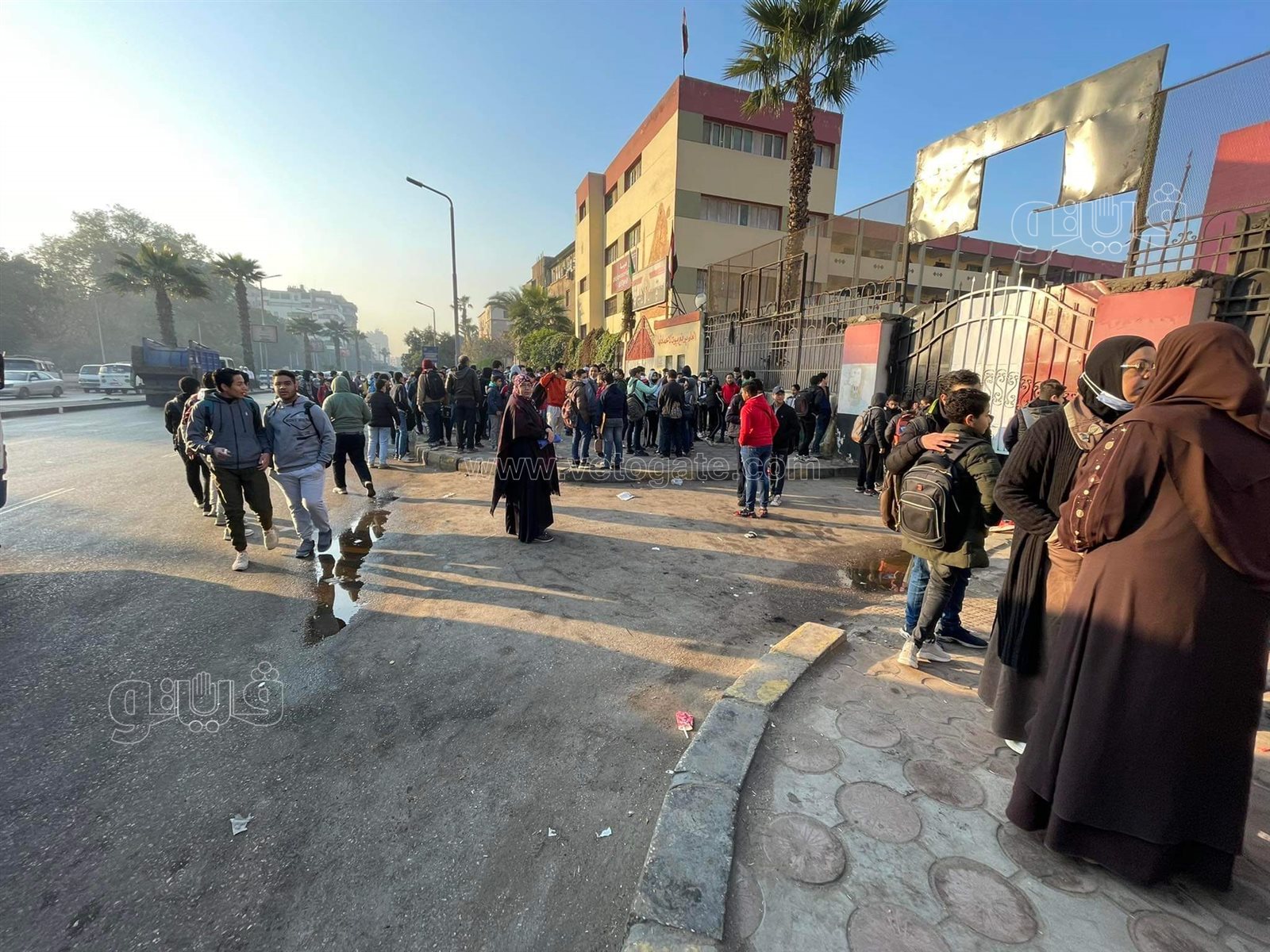 توافد طلاب أول ثانوي على مدرسة السعيدية لأداء امتحان اللغة العربية (12)