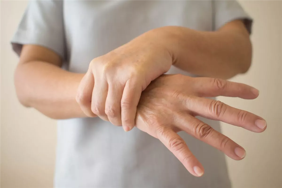 6 أسباب وراء الإصابة برعشة اليدين 