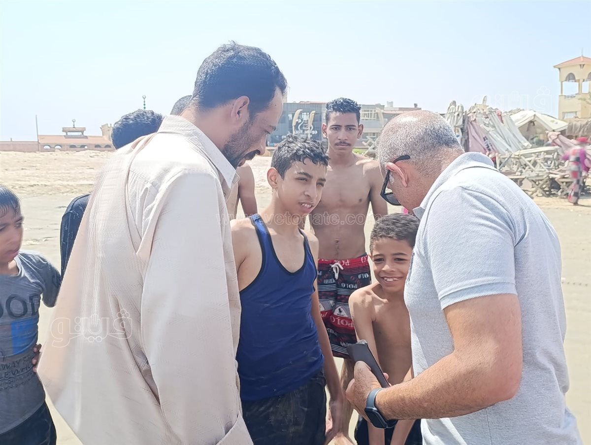 رئيس حي الشرق ببورسعيد يتابع إخلاء الشاطىء