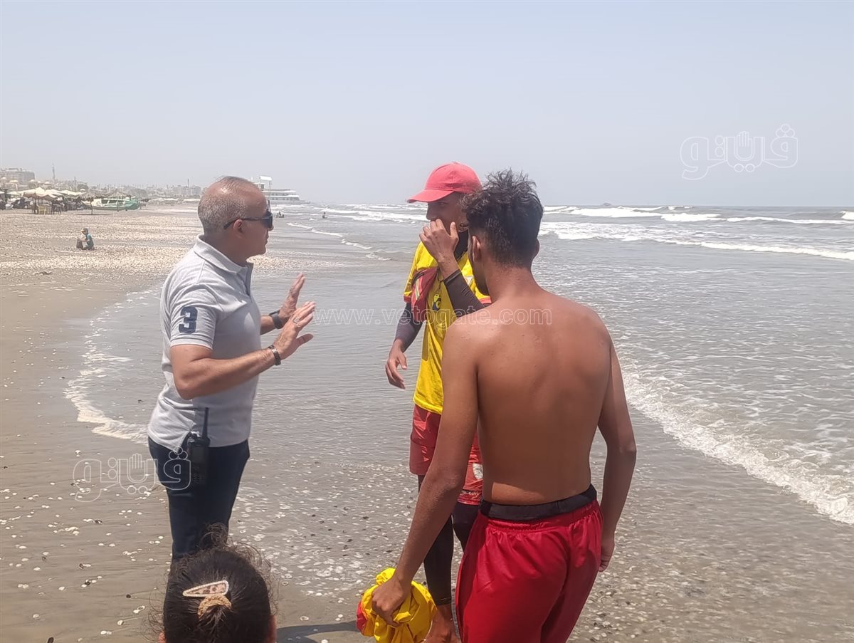 رئيس حي الشرق ببورسعيد يتابع إخلاء الشاطىء
