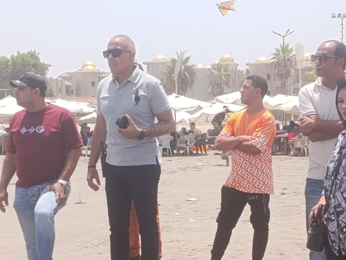 رئيس حي الشرق ببورسعيد يتابع إخلاء الشاطىء