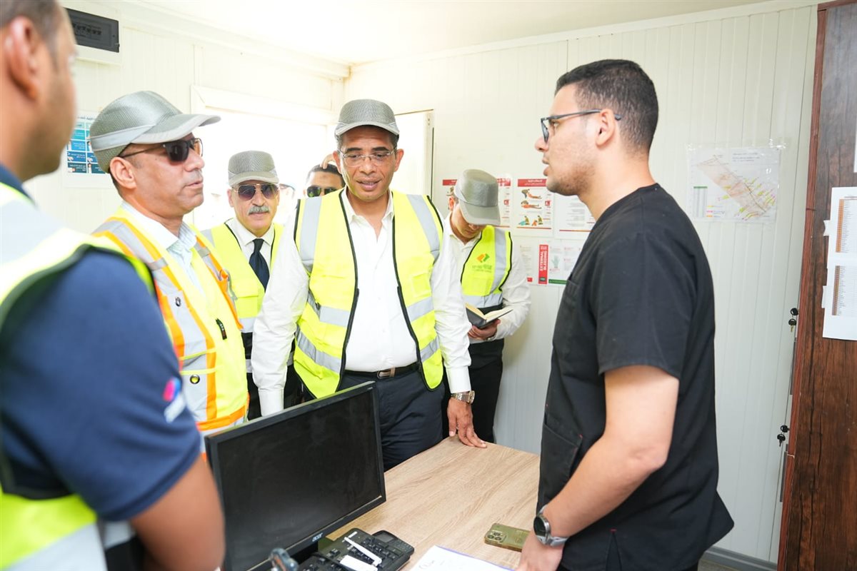 جولة وزير العمل داخل مشروع