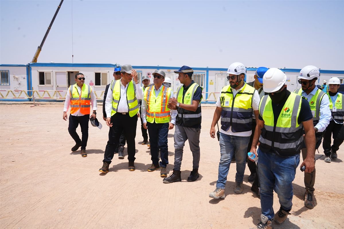جولة وزير العمل داخل مشروع