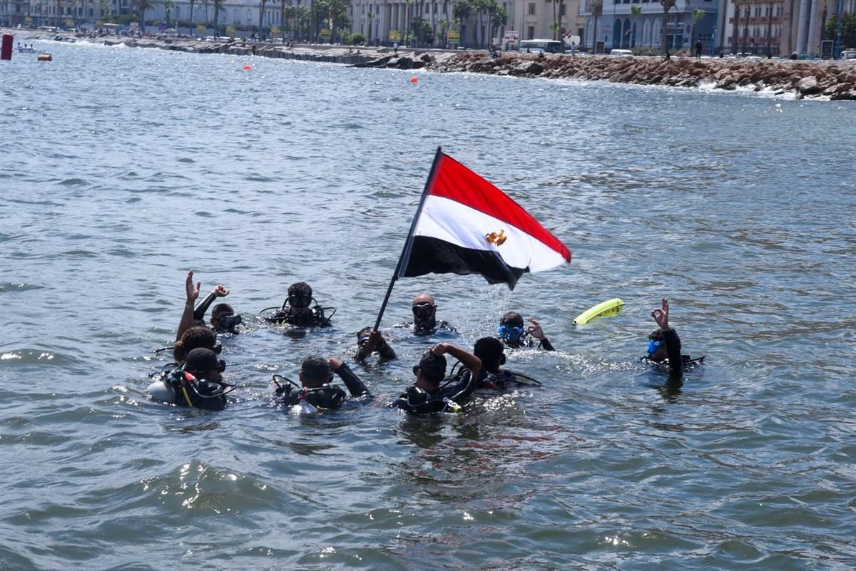 محافظ الإسكندرية يشهد فعاليات نادي الغوص والعروض البحرية
