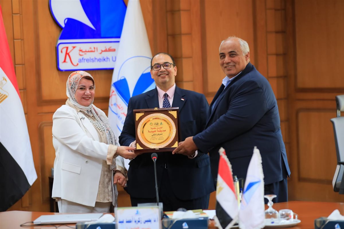 جامعة كفر الشيخ تكرم الكليات الفائزة بجائزة 