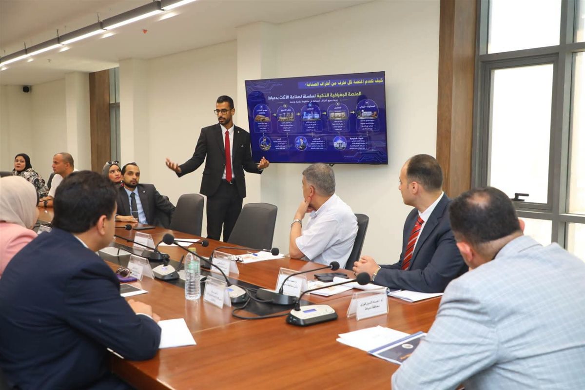 محافظ دمياط يناقش إطلاق دليل وصناعة الأثاث عبر منصة رقمية ذكية