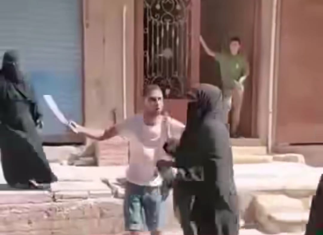 فيديو يظهر شابا يحمل