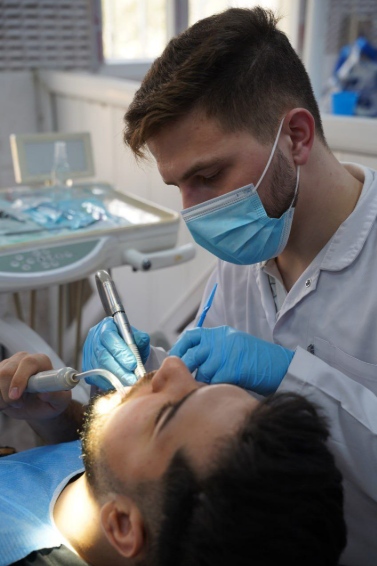 وزارة الصحة تمنع تكليف طلبة كليات طب الأسنان