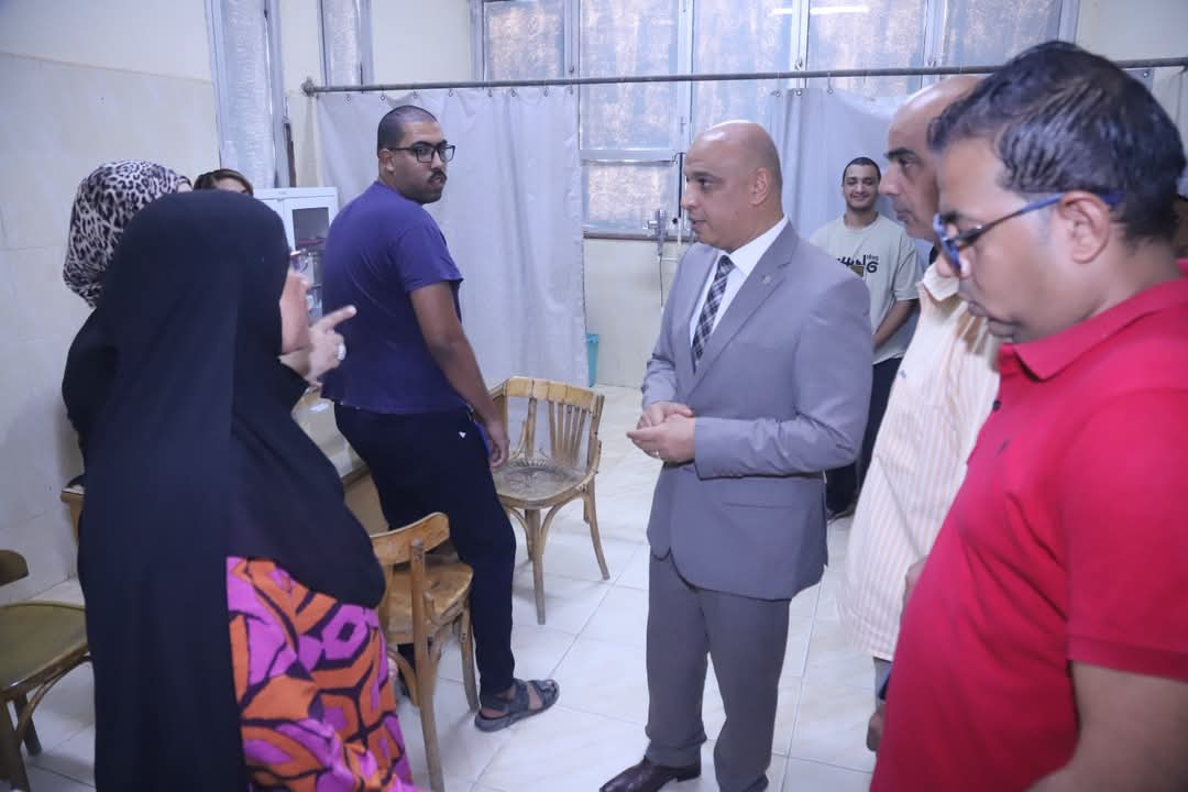 نائب رئيس جامعة قنا يتابع الكشف الطبي للطلاب في اختبارات القدرات بـ