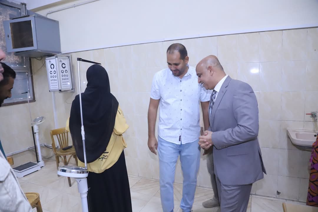 نائب رئيس جامعة قنا يتابع الكشف الطبي للطلاب في اختبارات القدرات بـ