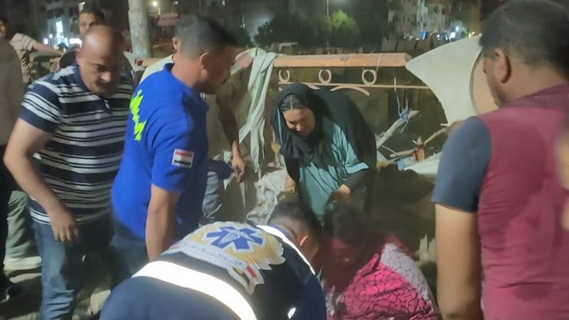 خلال حملة لإزالة الإشغالات.. شرطة كفرالشيخ تتدخل لإنقاذ سيدة مريضة من داخل خيمة متهالكة وتنقلها للمستشفى