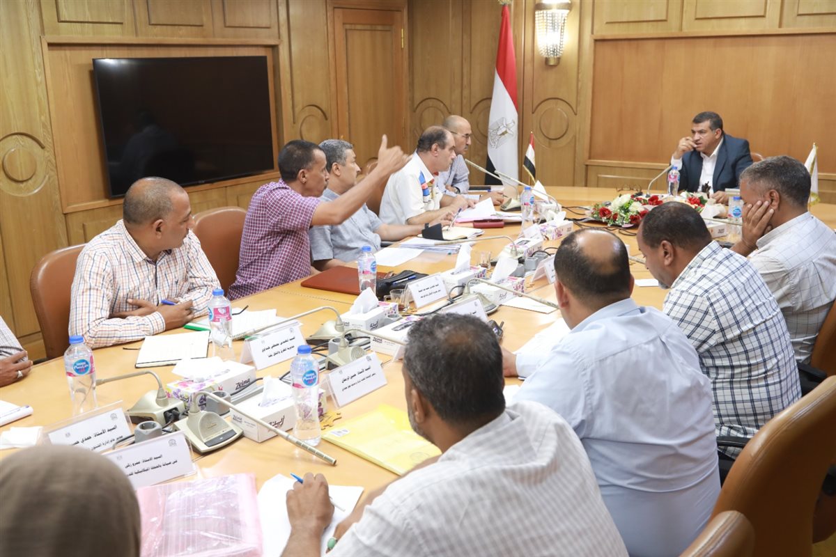 محافظ قنا يتابع أعمال توصيل شبكات الصرف الصحي بشادر نجع حمادي