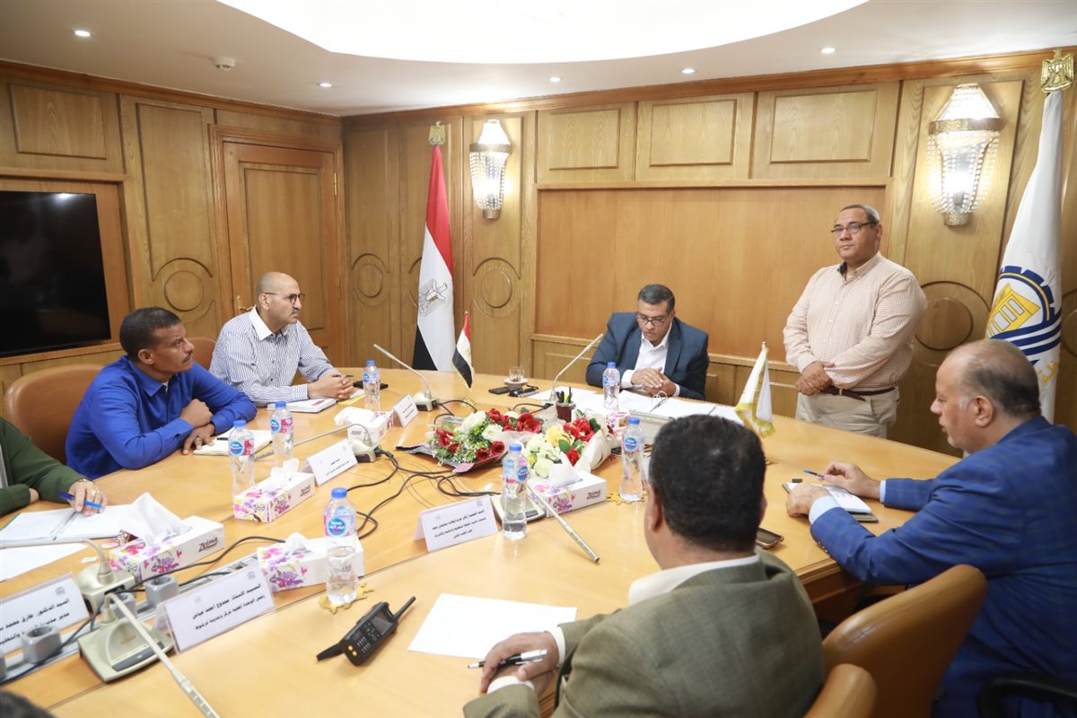 اجتماع محافظ قنا