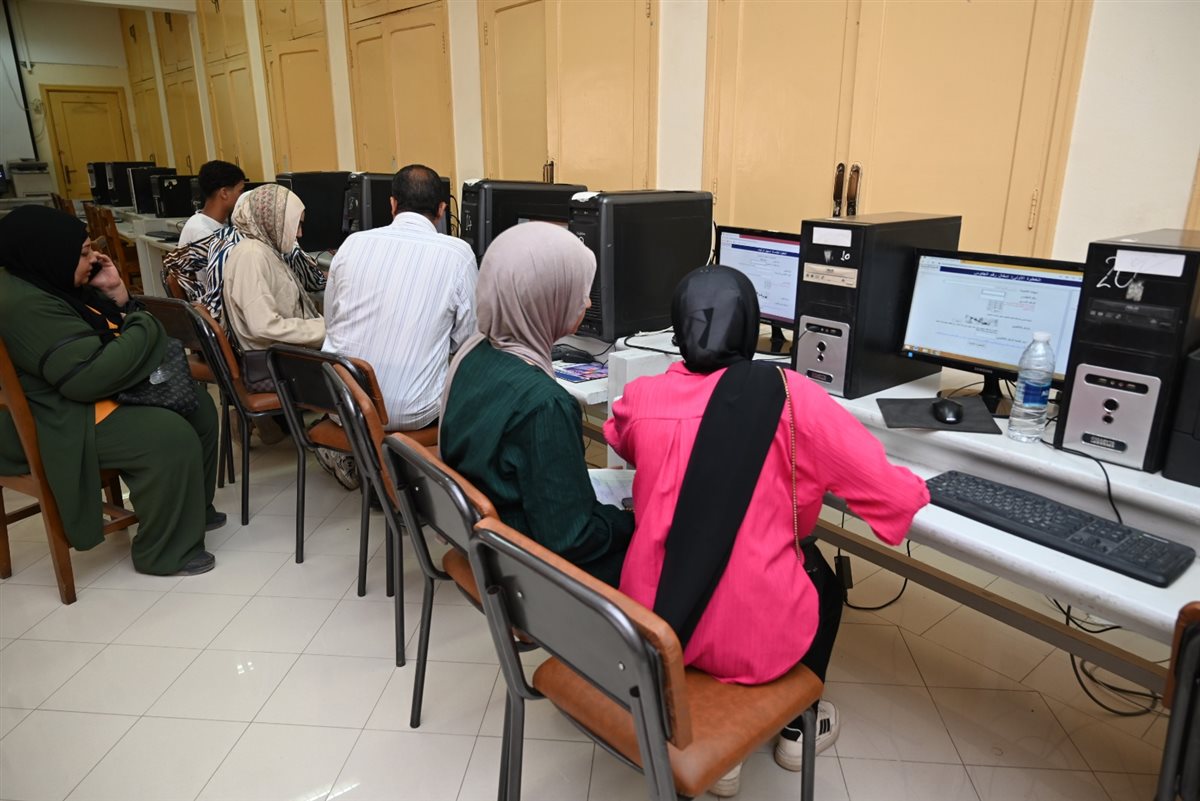 إقبال كثيف من طلاب المرحلة الأولى على معامل التنسيق بجامعة الفيوم 