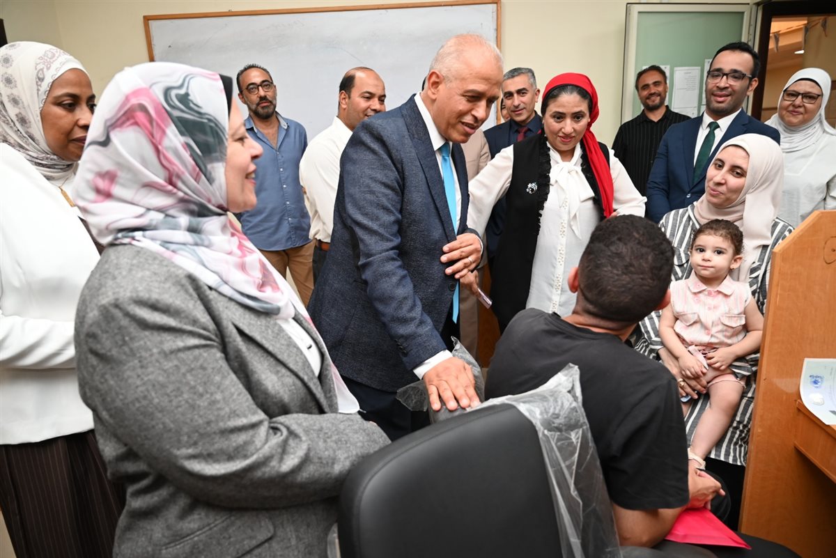 إقبال كثيف من طلاب المرحلة الأولى على معامل التنسيق بجامعة الفيوم 