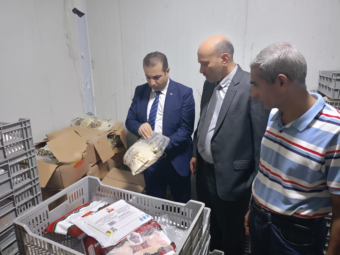 التحفظ على 5.6 طن عسل أسود مجهول المصدر