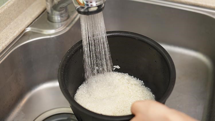 4 أسباب تدفعك إلى غسل الأرز قبل الطهى