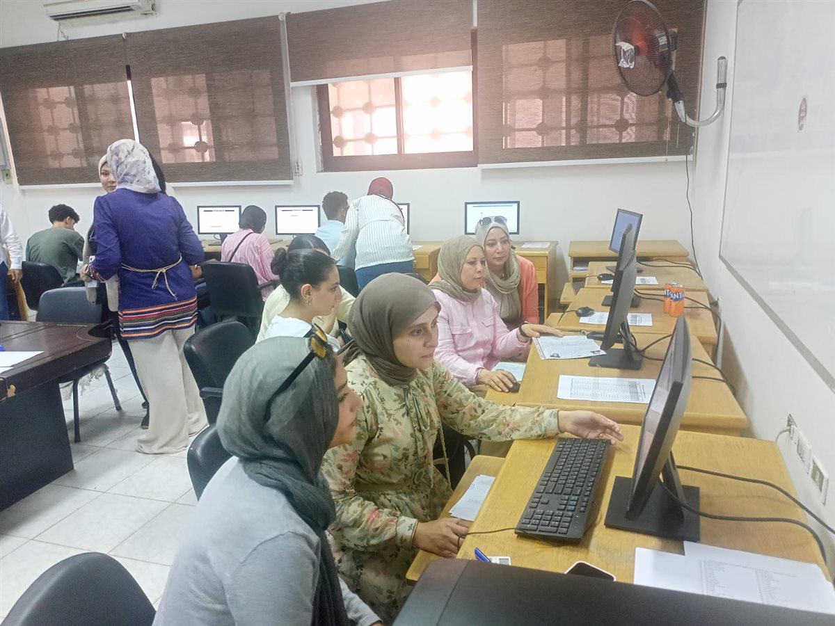 جانب من سير العمل بمكتب التنسيق، فيتو