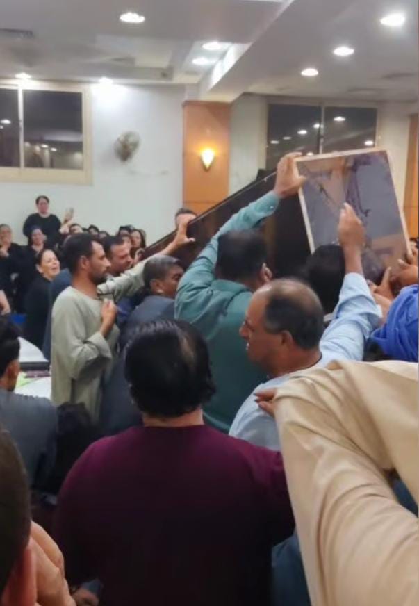 تشييع جثمان طفل من ضحايا مركب ليبيا في المنيا