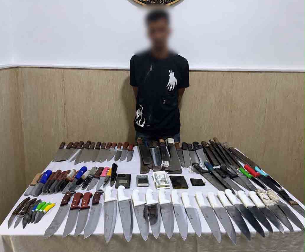 ضبط عامل حوّل السوشيال ميديا إلى سوق لبيع الأسلحة البيضاء.. 87 قطعة سلاح وحشيش في قبضة الأمن
