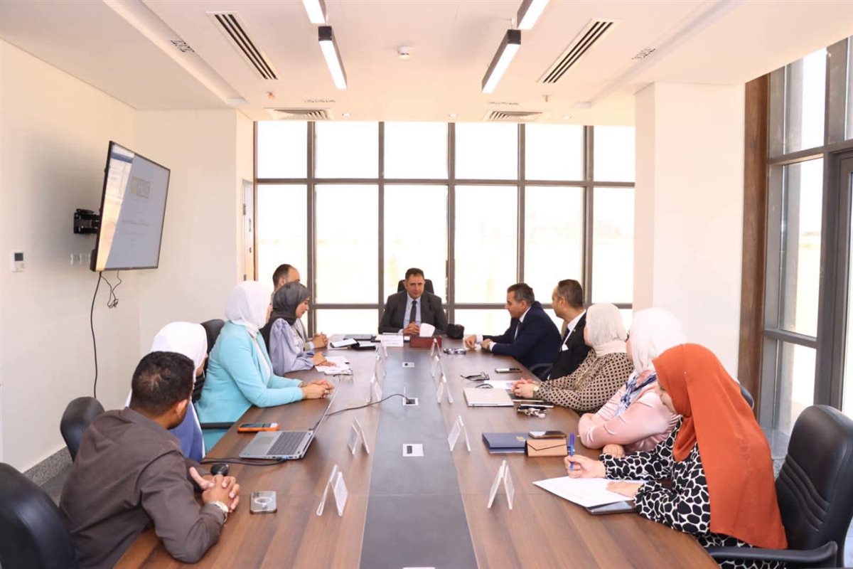 محافظ دمياط يجتمع مع ممثلي جامعة حورس