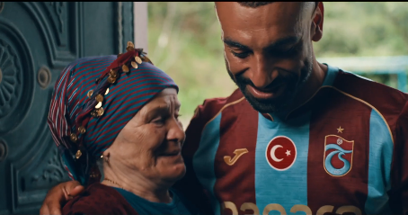 محمد صلاح والسيدة الريفية المسنة في طرابزون