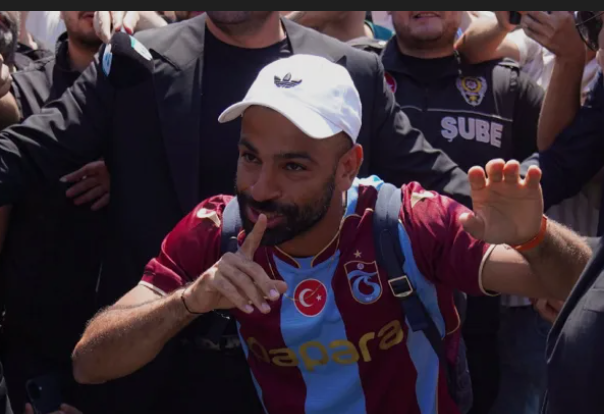 استقبال حافل من جماهير طرابزون لمحمد صلاح