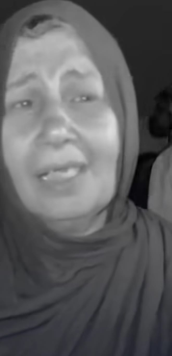 الام أثناء انتظار خروج ابنتها العروس