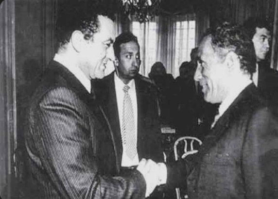 محمد حسنين هيكل مع الرئيس السابق مبارك