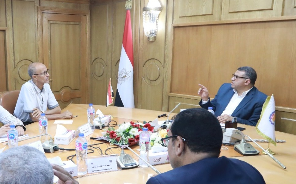 محافظ قنا يبحث تعظيم الموارد المحلية