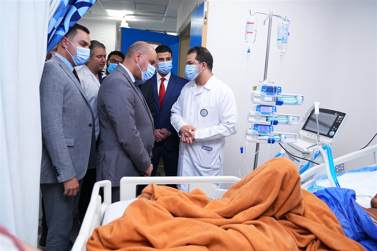 وزير العمل يتفقد المصابين في حادث الإسماعيلية ويطمئن على حالتهم الصحية