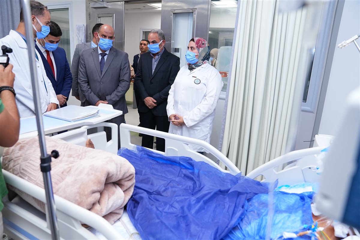 وزير العمل يتفقد المصابين في حادث الإسماعيلية ويطمئن على حالتهم الصحية
