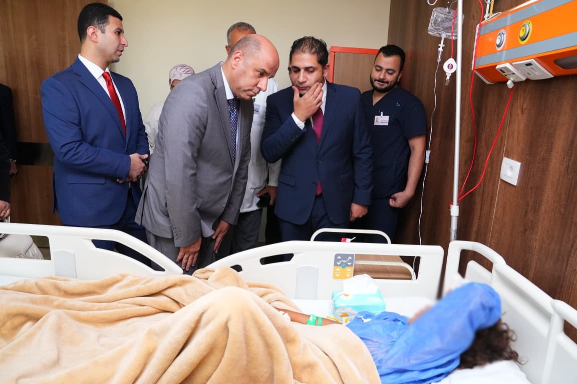 وزير العمل يتفقد المصابين في حادث الإسماعيلية ويطمئن على حالتهم الصحية