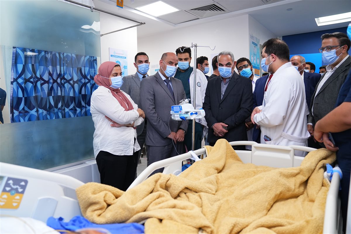 وزير العمل يتفقد المصابين في حادث الإسماعيلية ويطمئن على حالتهم الصحية
