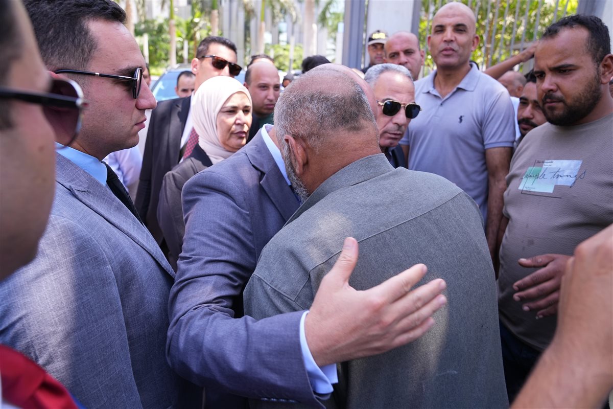 وزير العمل يتفقد المصابين في حادث الإسماعيلية ويطمئن على حالتهم الصحية